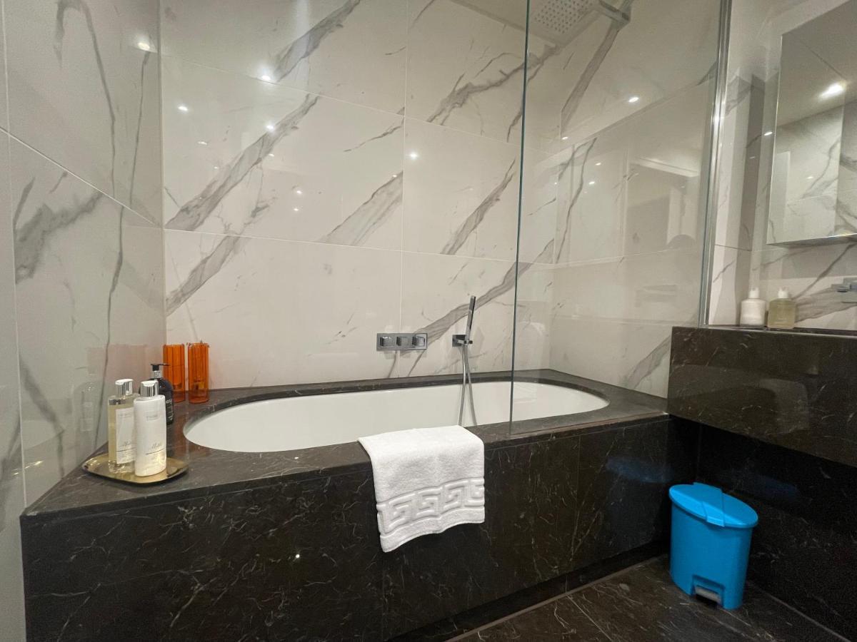 Sophisticated 1Br, 1 Ba Chigwell Designer Flat Chcl F2 Apartment ภายนอก รูปภาพ